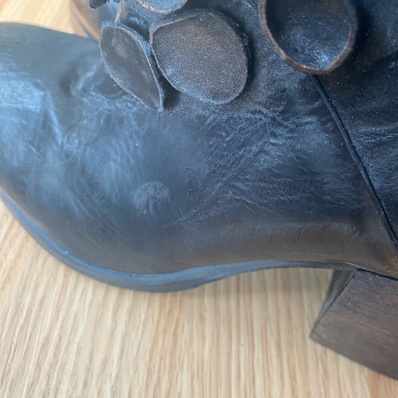 Beautiful leather booties! - Picture 3 of 8